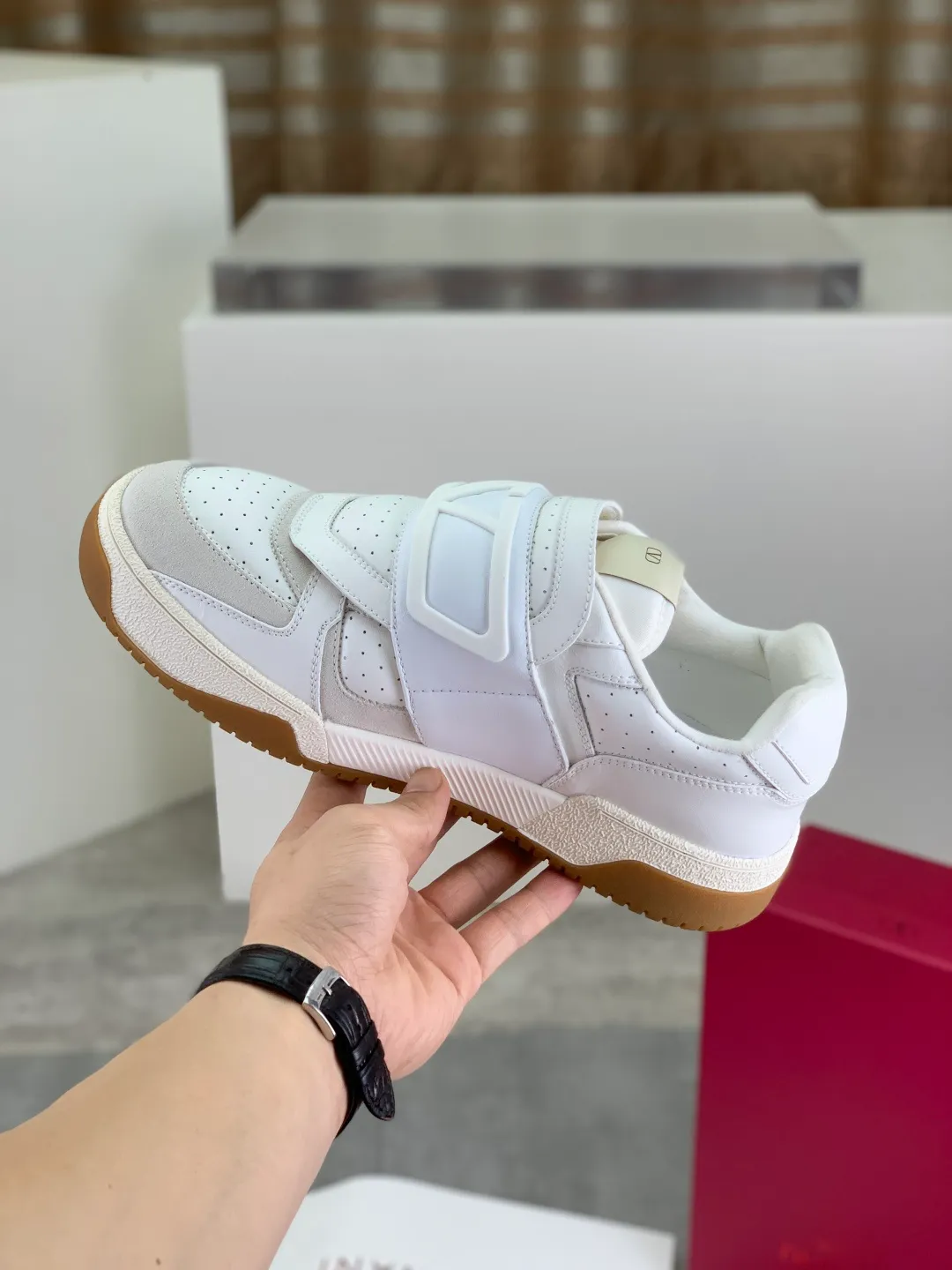 Men's men's shoes 💰P680 New Valentino 𝑶𝒏𝒆𝑺𝒕𝒖𝒅 Couple's sports shoes series Valentino 2025 new couple's sports shoes are on sale. The original ZP purchase and dismantling. Repeated pattern making and modification. 1:1 restoration! Top luxury masterpiece Velcro design Soft and comfortable imported calfskin brings excellent elegant texture and excellent on-foot comfort Top purchasing version upper: imported calfskin surface/original oil edge craftsmanship Lining: water-dyed sheepskin lining Outsole: original development 𝐓𝐏𝐔 two-color combination outsole Packaging: original configuration complete package Code number: 35-46